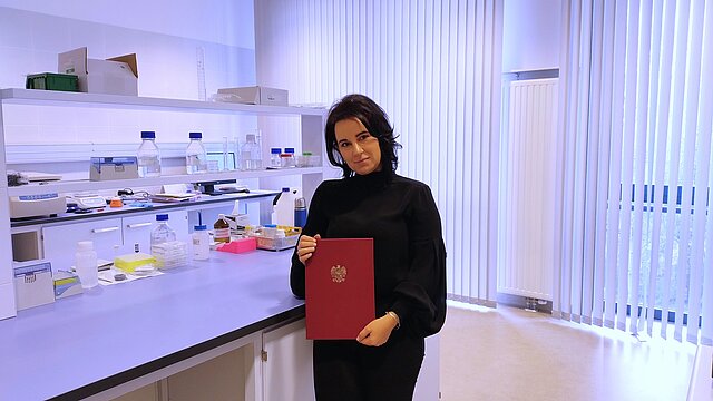 zdjęcie kobiety z dyplomem