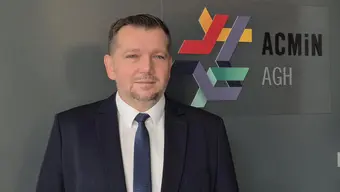 zdjęcie nowego dyrektora na tle logo ACMiN