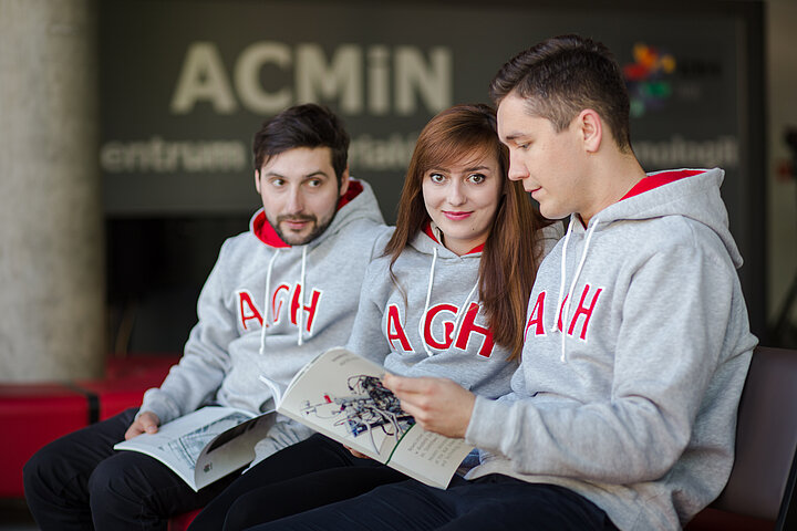 zdjęcie studentów na tle logo ACMiN
