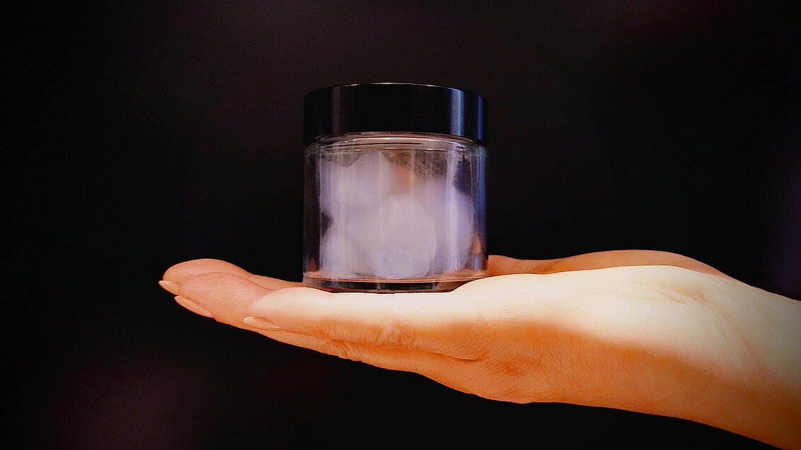 Aerogel z krzemionki umieszczony na ręce